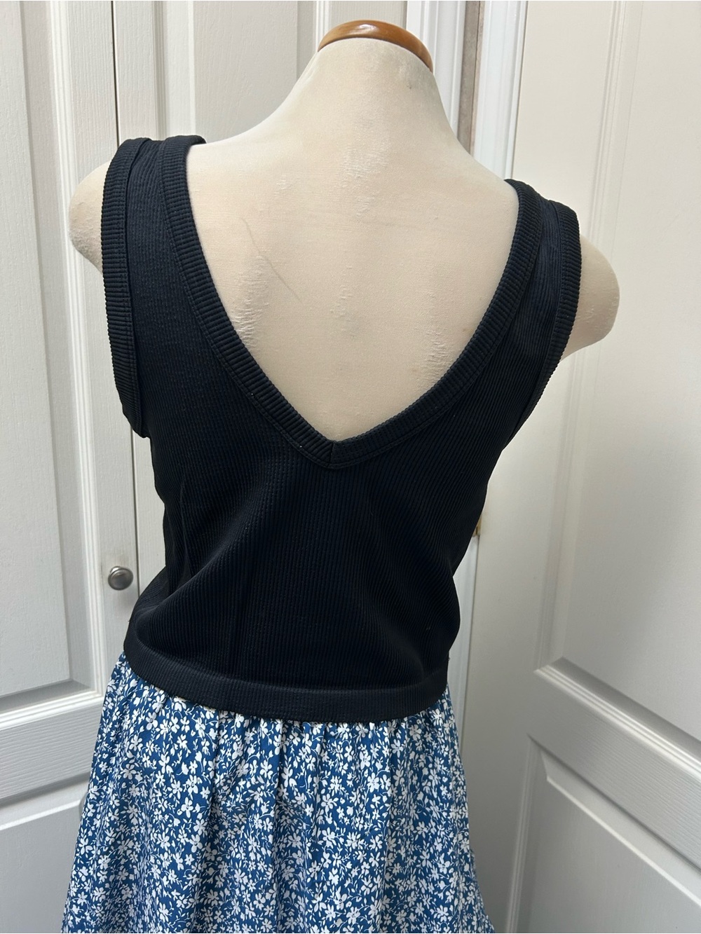 Zara Black Ribbed V-Neck Tank - Picture 2 of 2